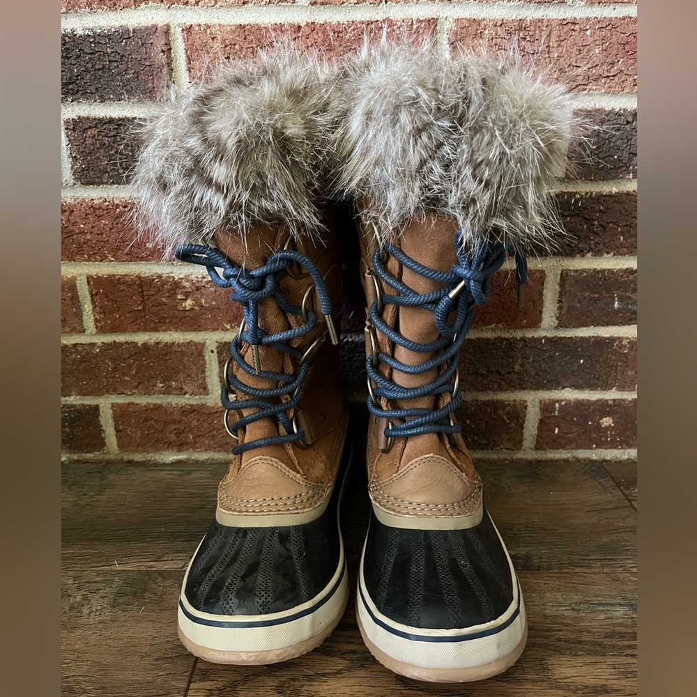 Sorel- JOAN OF ARCTIC BOOT- never worn*missing small clasp (see photos)